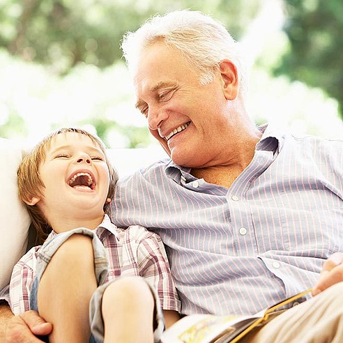 Opa und Enkel umarmen sich | Protefix